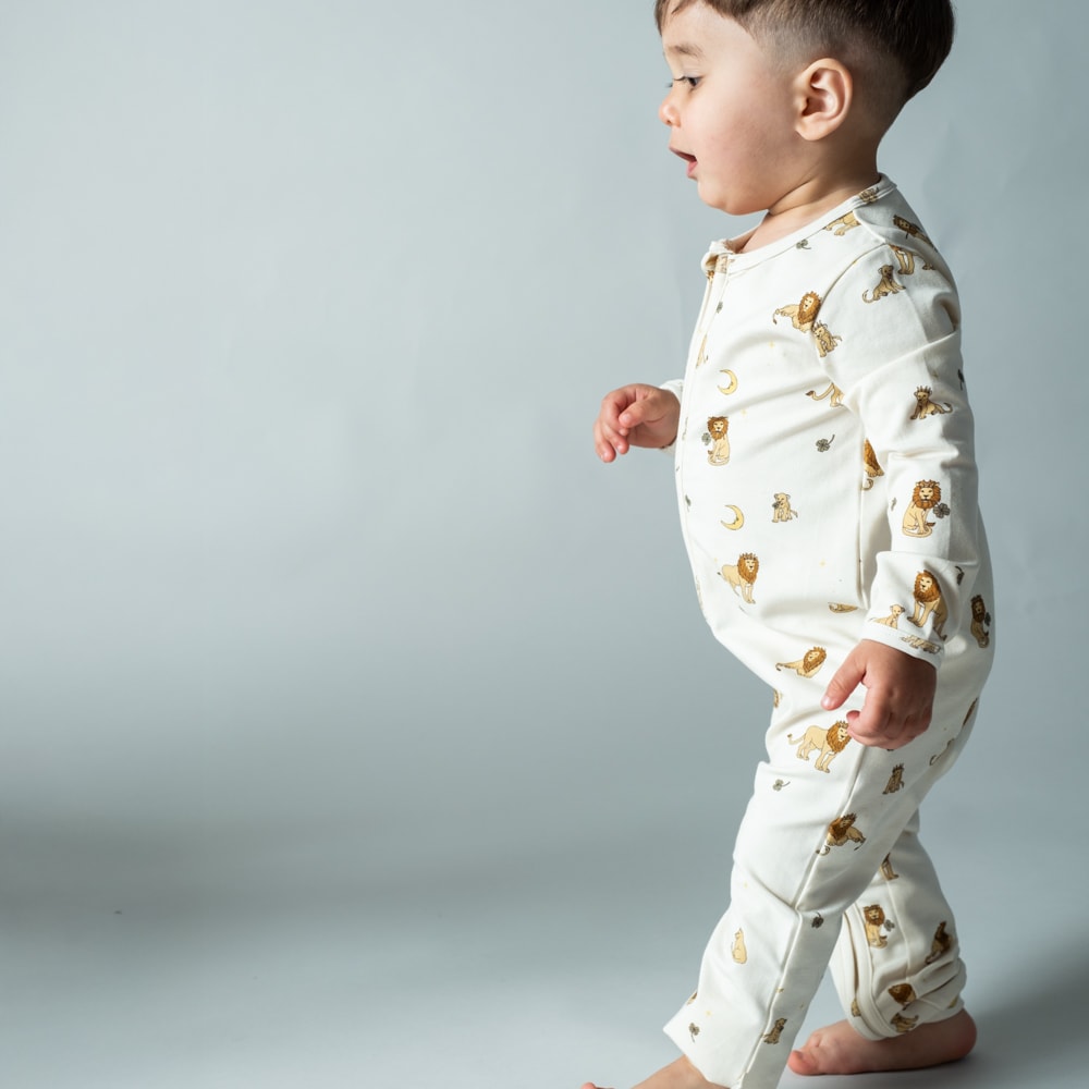 That's Mine Elliotte onesie - Lion - 48% Organic cotton / 47% Modal / 5% Elastane Buy Overdele||Onesies||personale||Basics here.
