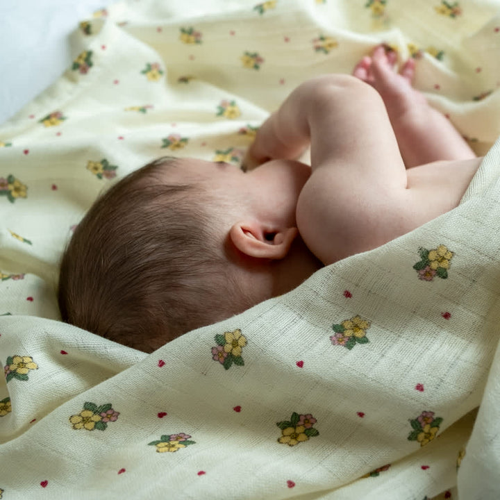 That's Mine Jana svøb - Sweetheart Petals - 100% Organic cotton Buy Amning & pusletid||Pusle||Babysvøb||personale here.