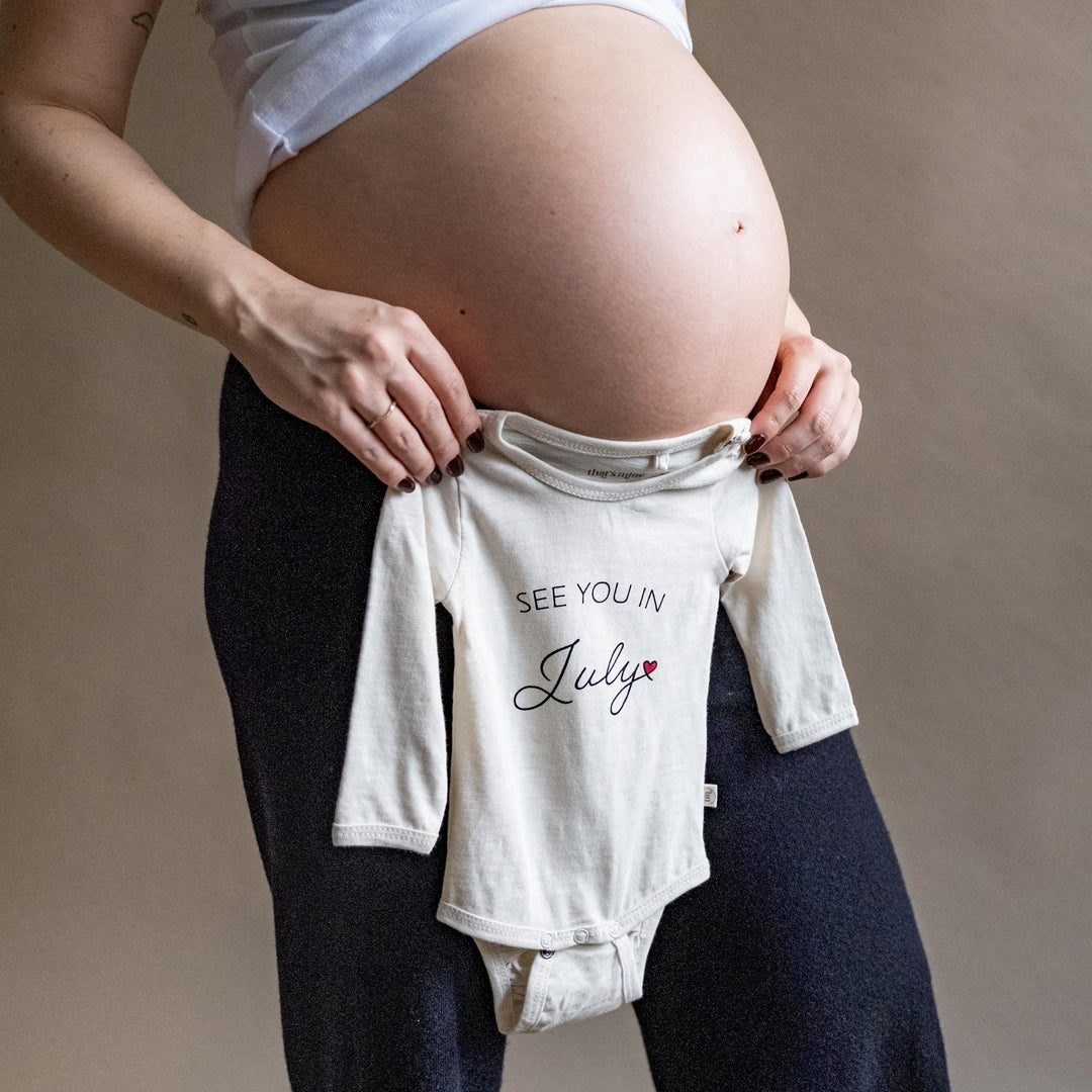 That's Mine Obi bodystocking - See you in july - 100% Organic cotton Buy Tøj||Bodystockings||Undertøj||Alle||Favoritter||personale||Newborn essentials||Efterår & vinter 2025||alt minus sløjfe||NOOS||"See you in..." bodystockings||AW25 NOOS||mette-sale||Jersey here.