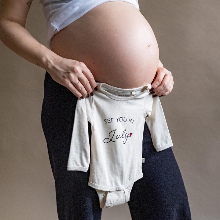 That's Mine Obi bodystocking - See you in july - 100% Organic cotton Buy Tøj||Bodystockings||Undertøj||Alle||Favoritter||personale||Newborn essentials||Efterår & vinter 2025||alt minus sløjfe||NOOS||"See you in..." bodystockings||AW25 NOOS||mette-sale||Jersey here.