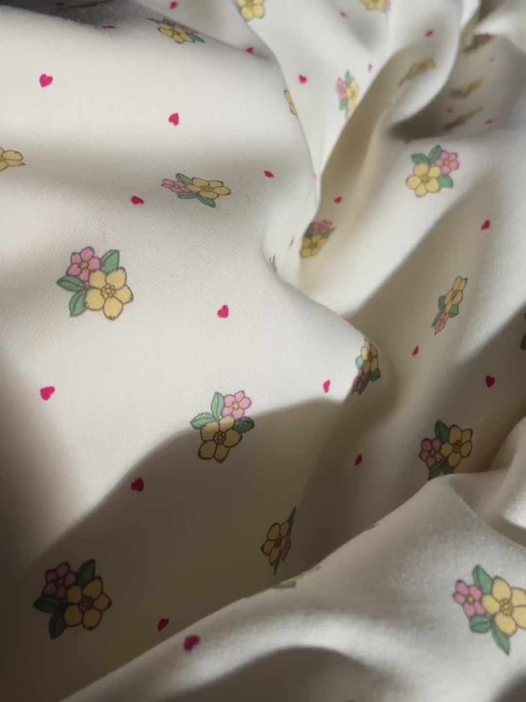 Levi bedding - Sweetheart Petals