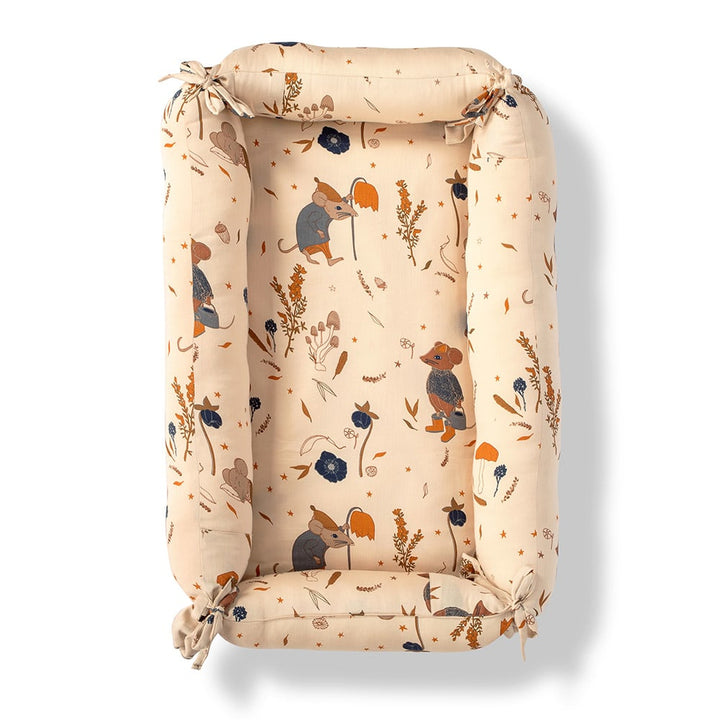 That's Mine Lucca baby nest - Mouse night - 15% Organic cotton, 65% Recycled polyester, 20% Polyurethane foam Buy Sovetid||Babynests||Udsalg||Alle||LIVESHOPPING D.2/5 here.